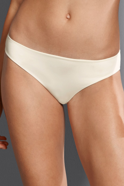 Everyday, comfortable seamless slip with elasticity