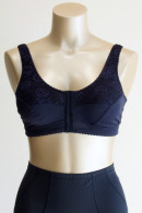 Front fastening non-wired bra with lace