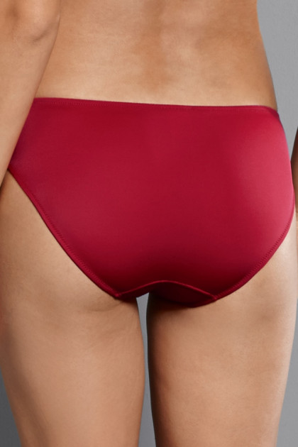 Elegant slip made of fine and durable microfiber. Does not press the body.