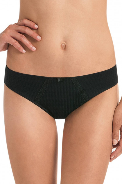 Elegant slip in jacquard design. Does not press the sides. Made of durable and soft microfiber