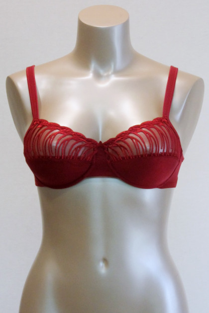 Elegant underwired bra with a sexy décolleté