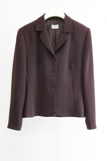 Elegant jacket with three buttons