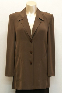 Elegant and comfortable long jacket with three buttons and pockets