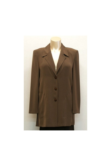 Elegant and comfortable long jacket with three buttons and pockets