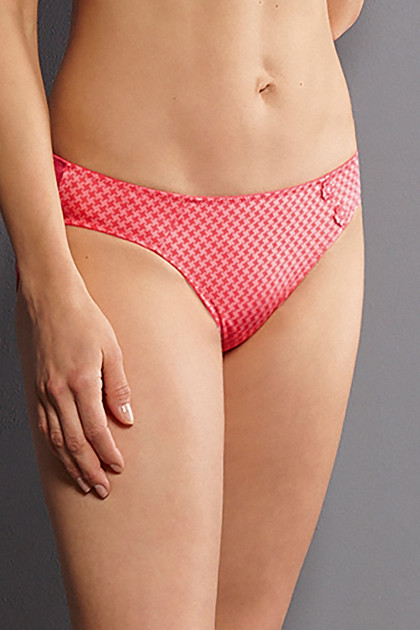 Flattering slip made of elastic fabric with design.