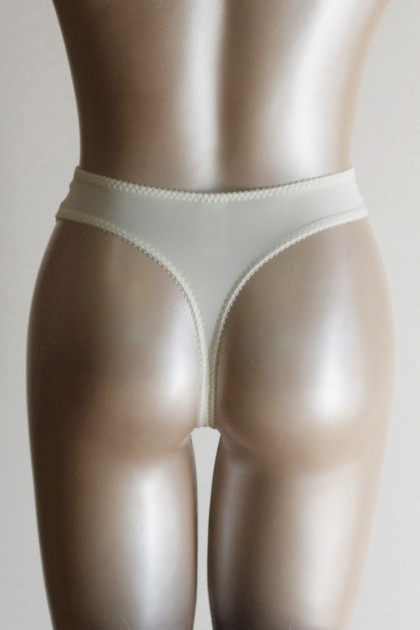 String με υπέροχη δαντέλα στα πλαϊνά