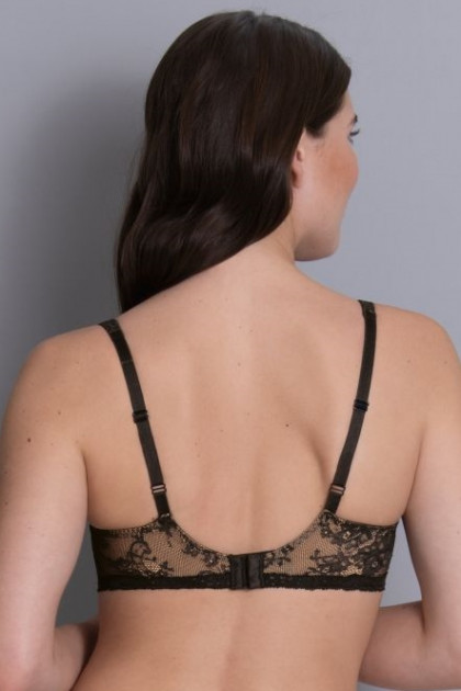 Delicate lace underwire bra giving an attractive décolleté