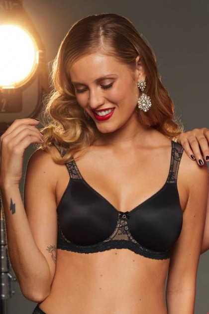 Κομψό σουτιέν με μπανέλες και προφορμαρισμένες θήκες που σμιλεύουν το στήθος. Δεν διαγράφει