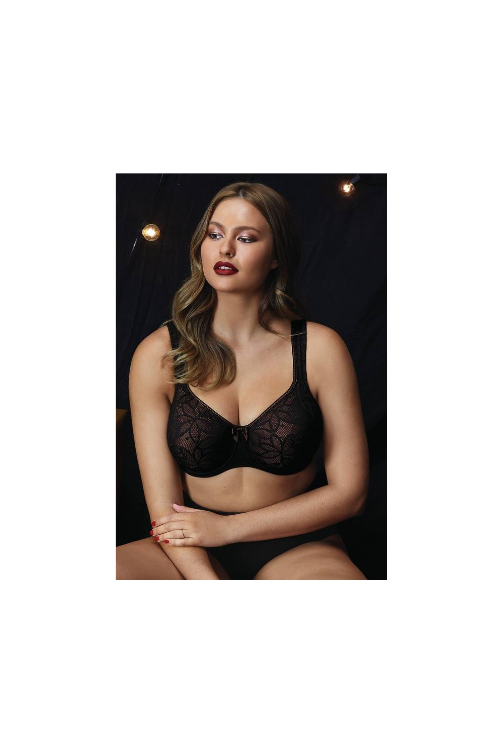 Modern underwired bra with delicate lace pattern