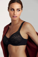 Modern underwired bra with delicate lace pattern