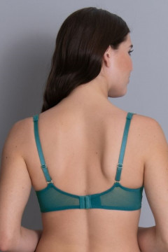 Elegant underwired bra with seamless spacer cups
